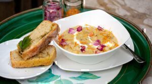Mehr über den Artikel erfahren Sauerampfersuppe mit Unkrautbrot