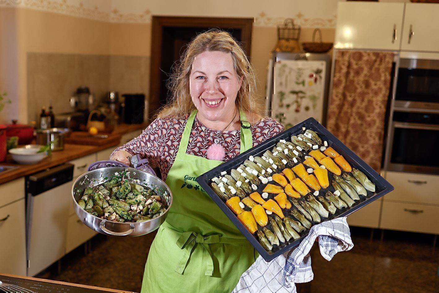 Jen mit Puntarella-Gerichten in der Küche
