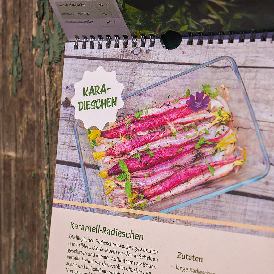 Rezeptkarte Karamell-Radieschen: lange Radieschen in der Auflaufform, auf der Kalenderrückseite